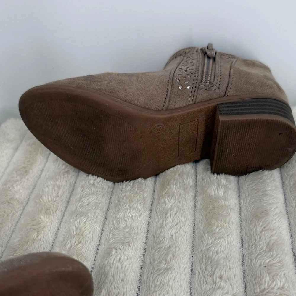 SO Taupe Suede Bow Ankle Boots - girls size 13